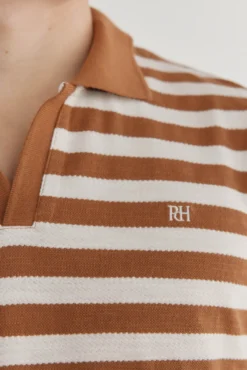 Polo riscas com estrutura de gola aberta