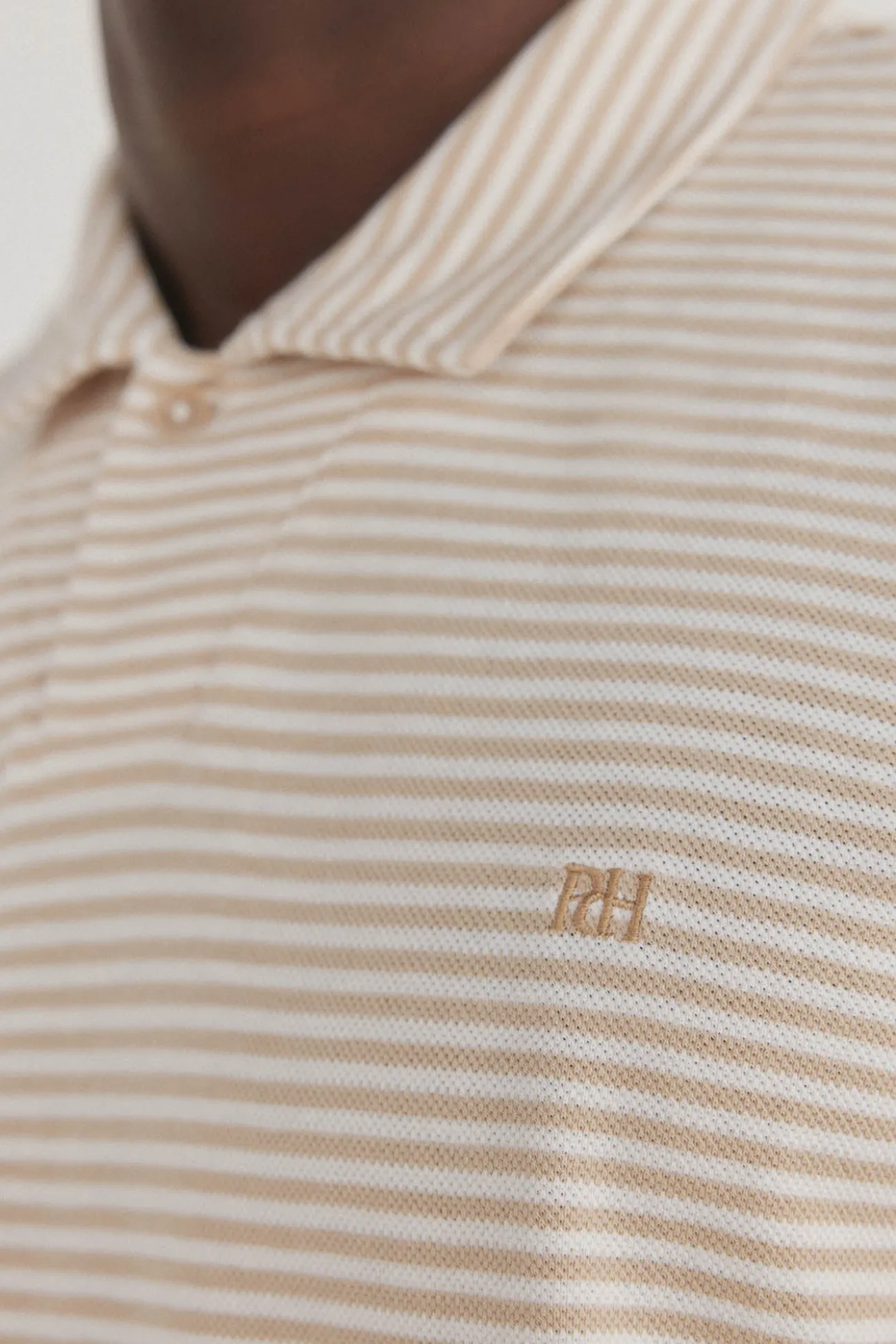 Polo riscas gola aberta