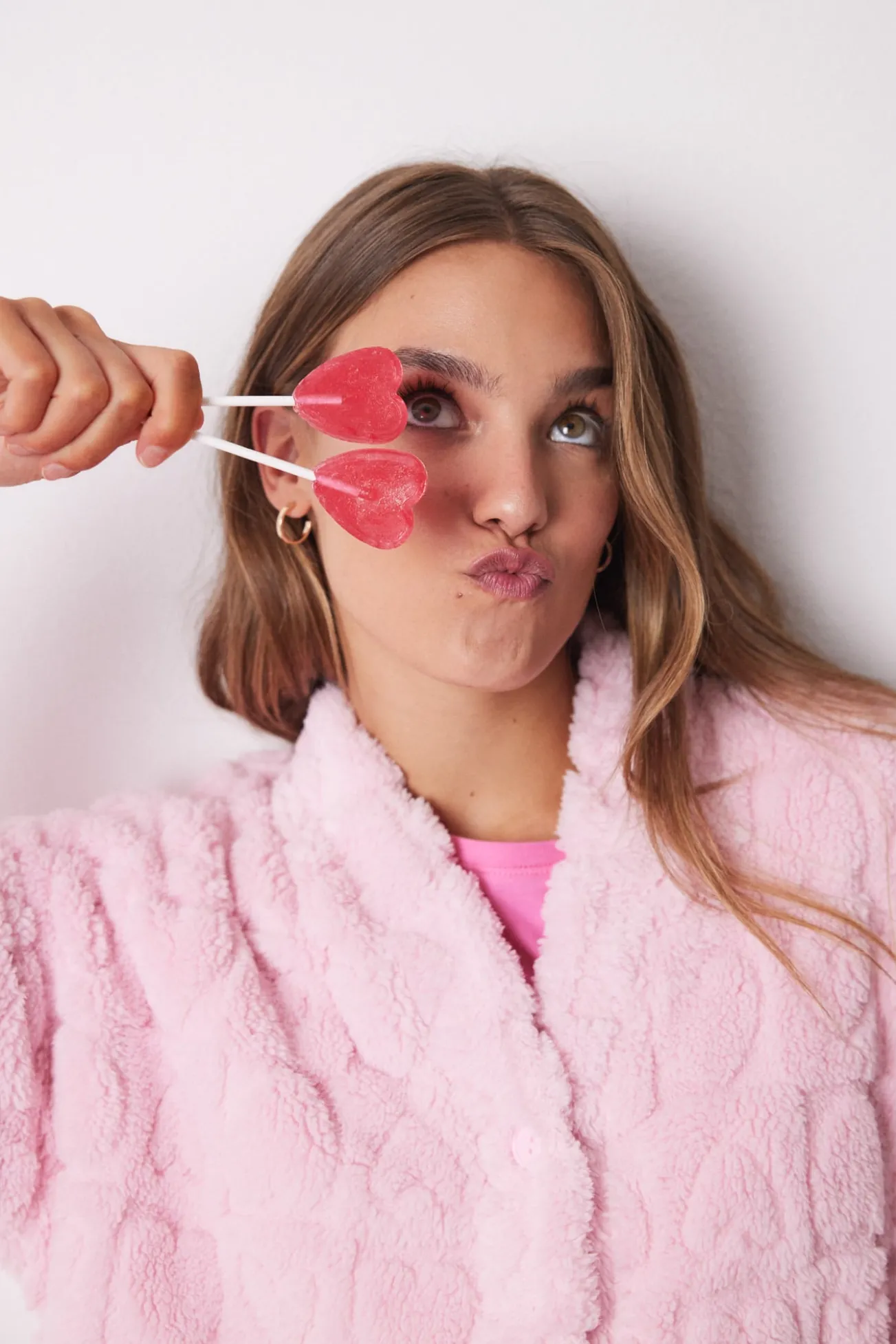 Robe curto rosa com corações de cabelo fofo