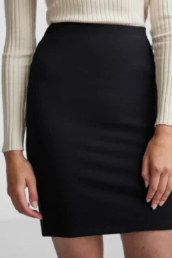 Saia curta de mulher ajustada