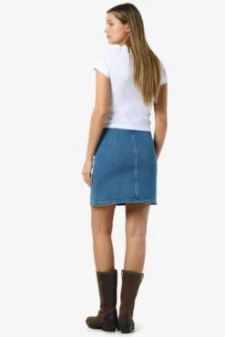 Saia curta denim com abertura lateral