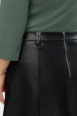 Saia curta efeito pele plus size