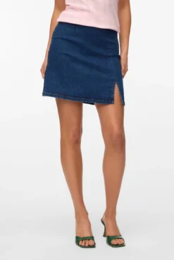 Saia curta jeans com fenda