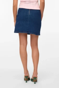 Saia curta jeans com fenda