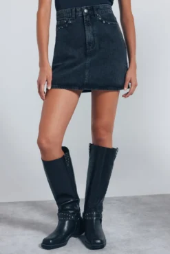 Saia curta jeans com tachas