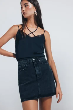 Saia curta jeans com tachas