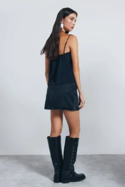 Saia curta jeans com tachas