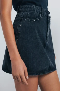 Saia curta jeans com tachas