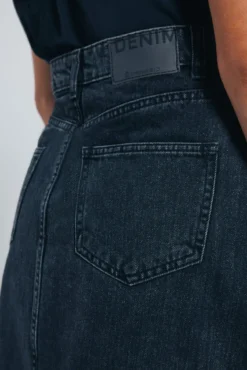 Saia curta jeans com tachas