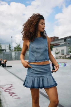 Saia jeans curta com folho