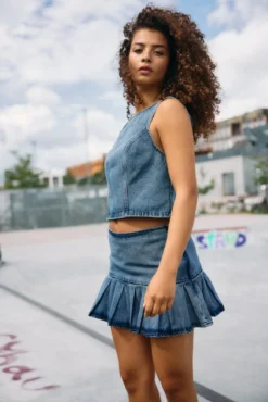 Saia jeans curta com folho