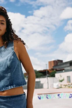 Saia jeans curta com folho