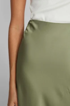 Saia midi acetinada