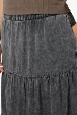 Saia midi com painéis lavados