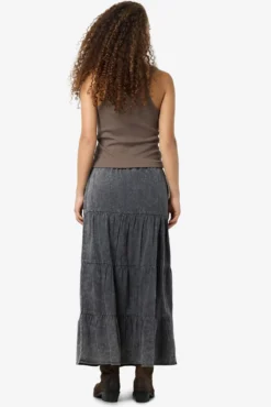 Saia midi com painéis lavados