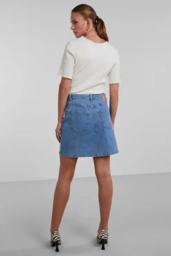 Saia midi denim.
