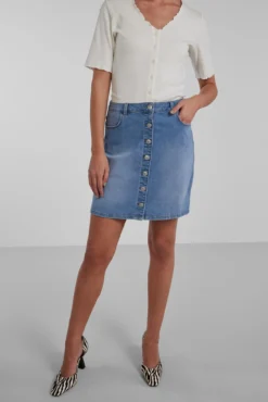 Saia midi denim.