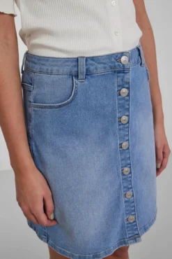 Saia midi denim.