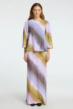 Saia Midi Tie Dye confeccionada em viscose