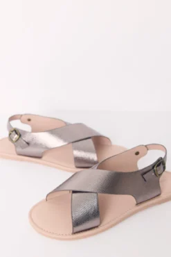 Sandália plana cruzada gris brilhante