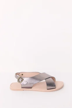 Sandália plana cruzada gris brilhante