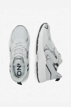 Sapatos esportivos de malha com cadarço