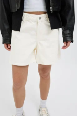 Shorts denim com caimento relaxado