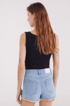 Shorts jeans com baixo desfiada