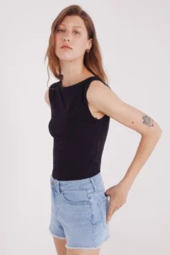 Shorts jeans com baixo desfiada
