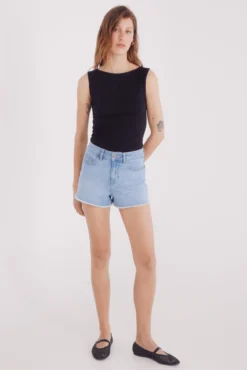 Shorts jeans com baixo desfiada
