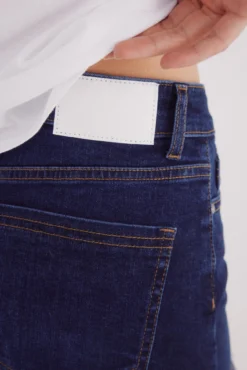 Shorts jeans com baixo desfiada