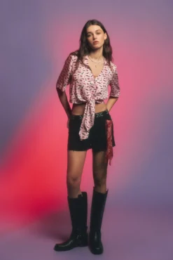 Shorts jeans com tachas