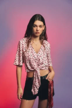 Shorts jeans com tachas