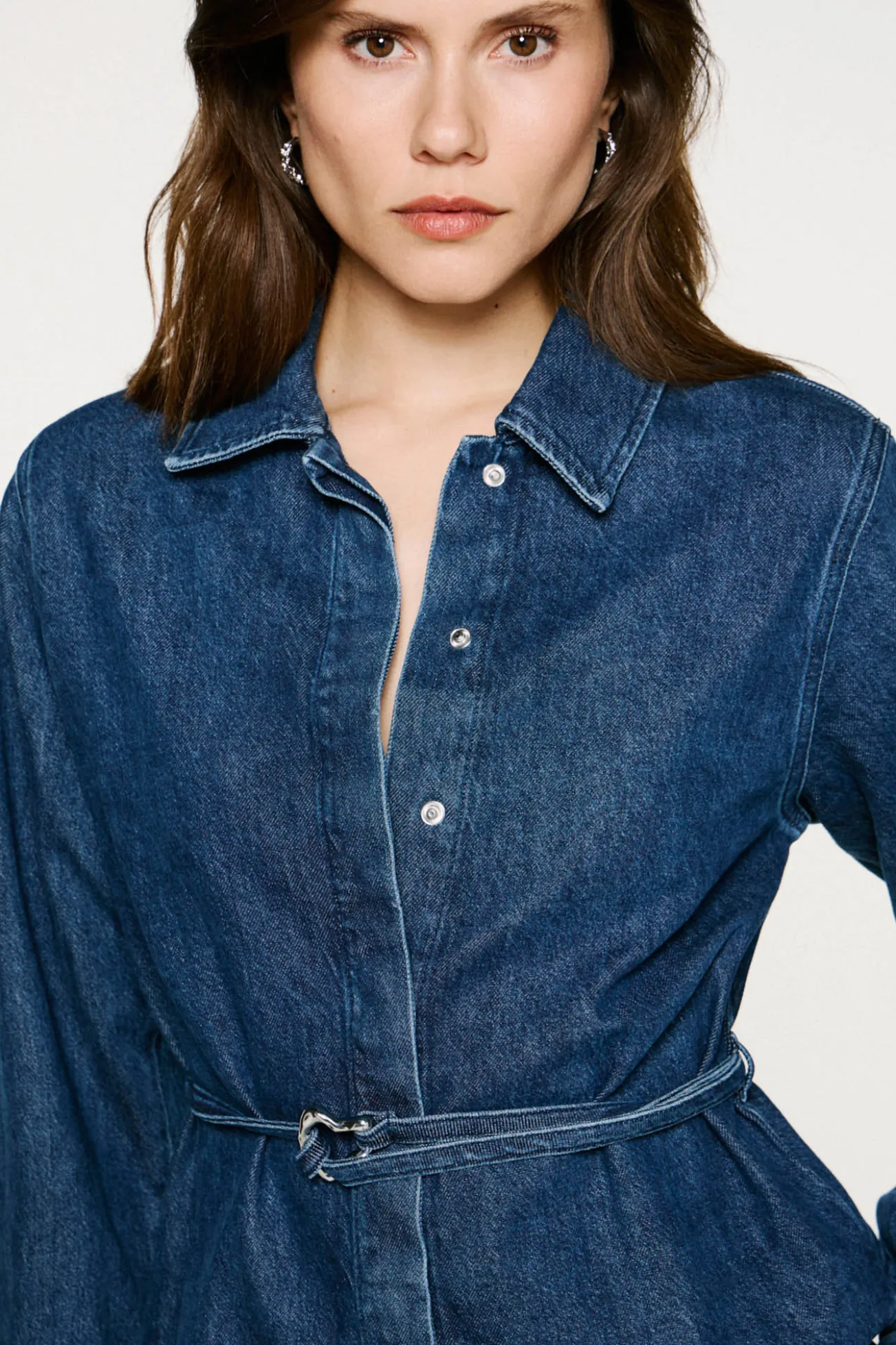 Sobrecamisa jeans com cinto.