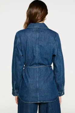 Sobrecamisa jeans com cinto.