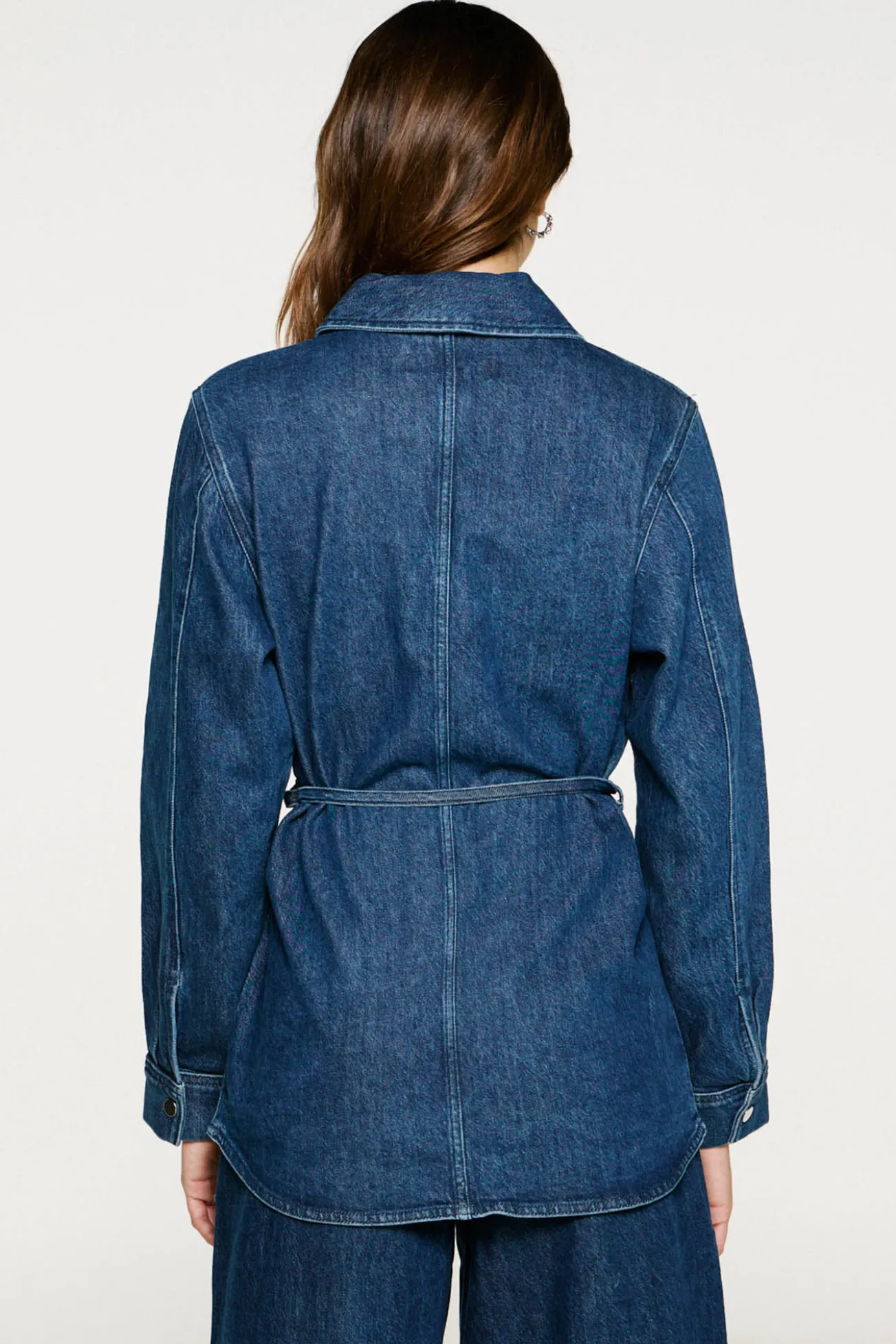 Sobrecamisa jeans com cinto.