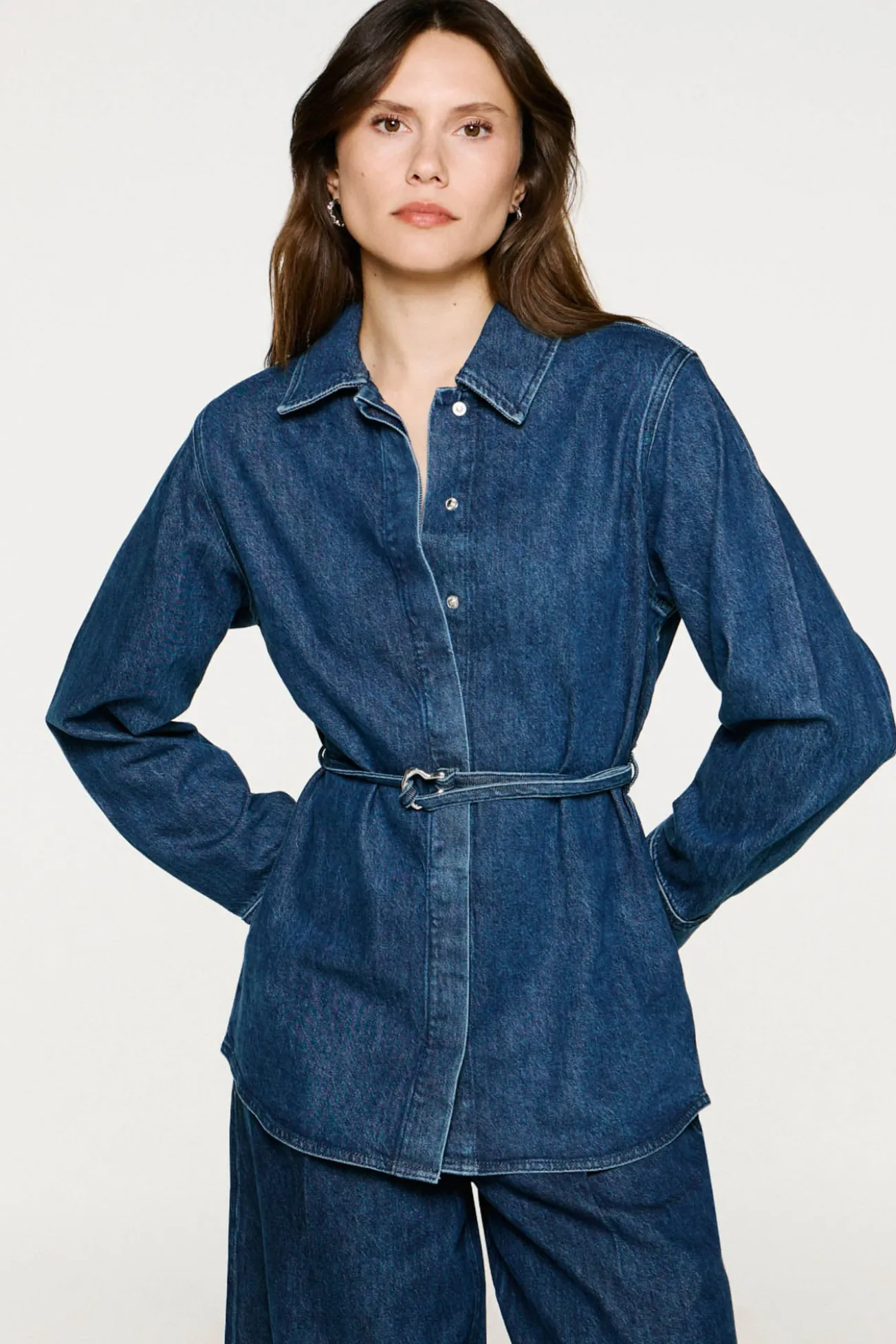 Sobrecamisa jeans com cinto.