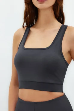Soutien desportivo cinza com alças grossas e detalhe modelador nas costas