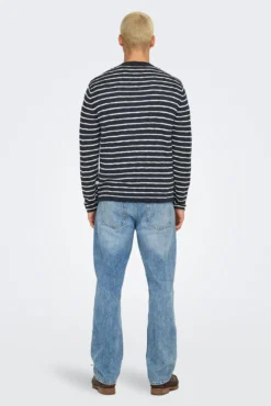 Strick- Herrenpullover mit regular fit.