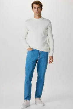 Suéter de gola alta confeccionado em algodão orgânico. Corte Regular Fit.