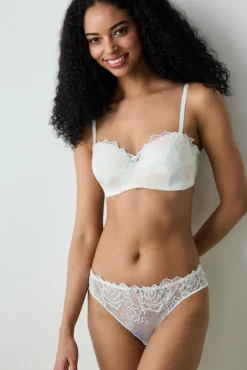 Sutiã com renda floral com aro