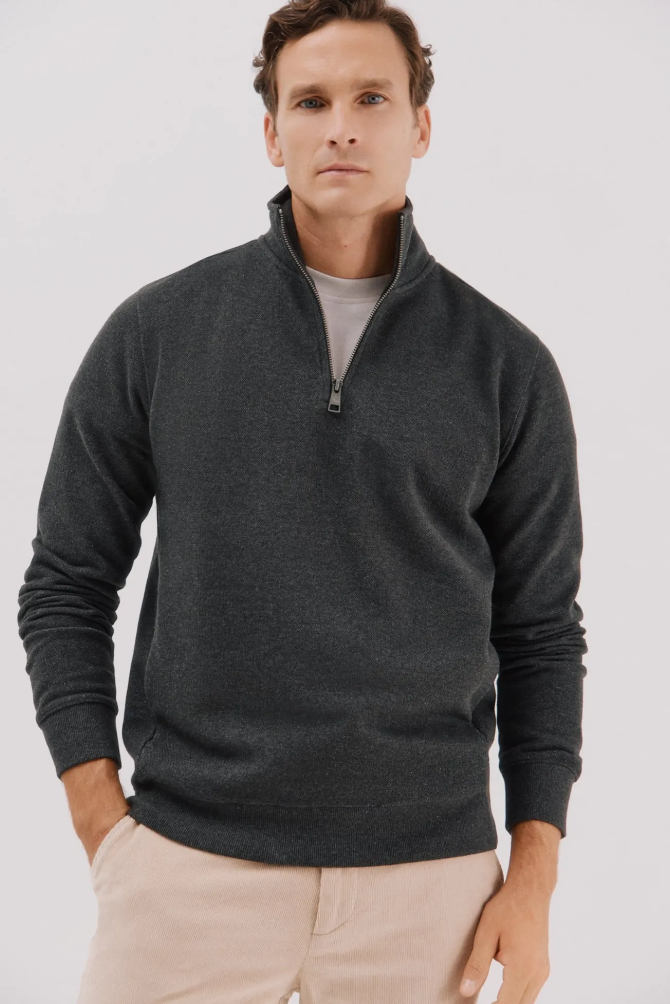 Sweatshirt com gola e fecho-éclair