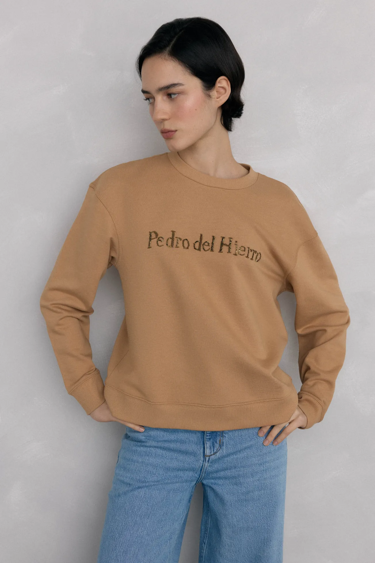 Sweatshirt com logo de strass