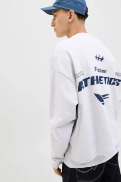 sweatshirt cropped com itens essenciais para atletismo