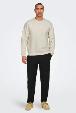 Sweatshirt de gola redonda redonda de corte regular fit com pequena estampa frontal
