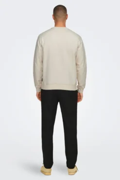 Sweatshirt de gola redonda redonda de corte regular fit com pequena estampa frontal