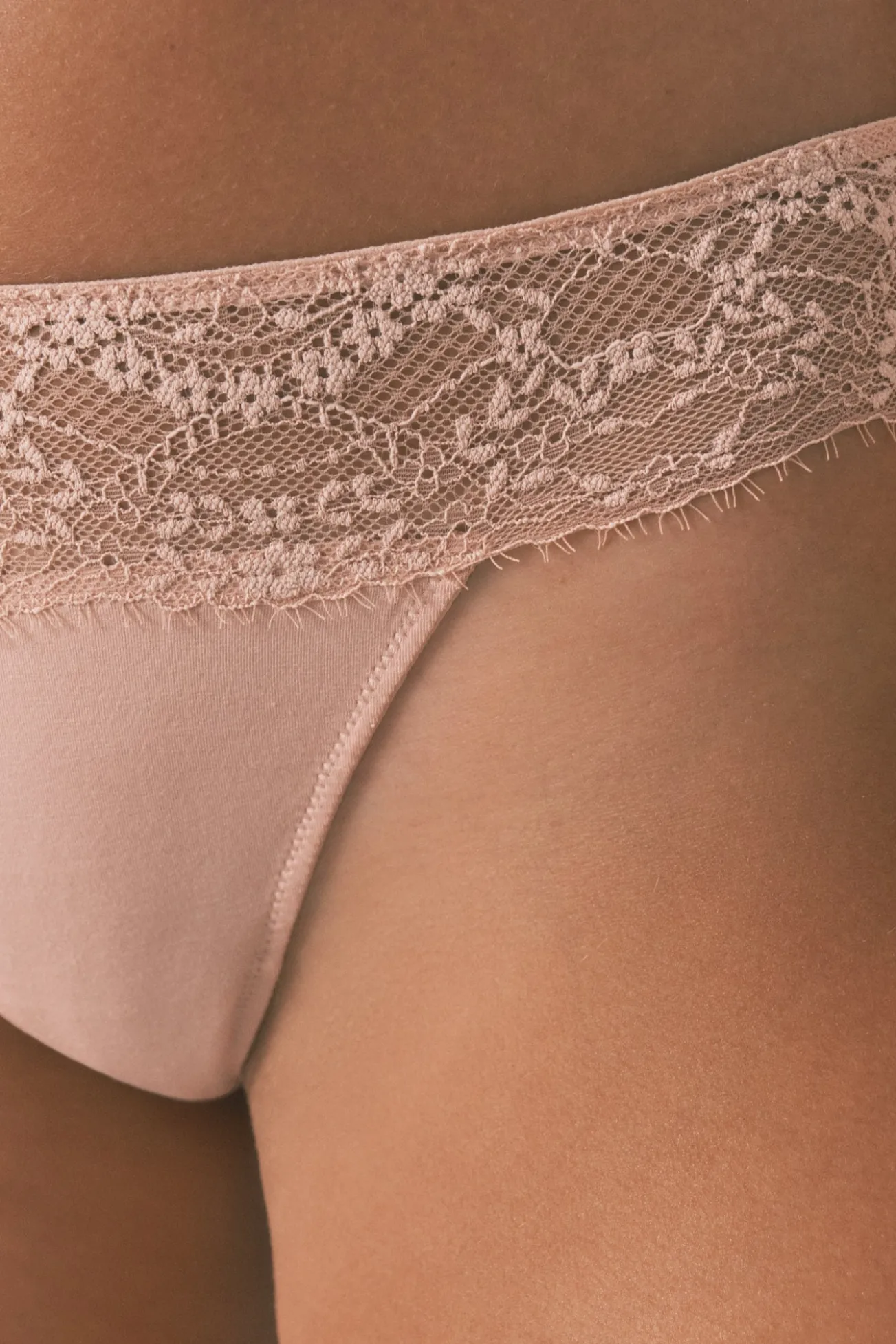Tanga de renda rosa na cintura
