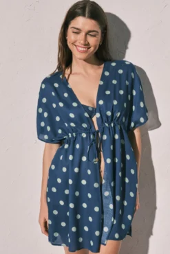 Túnica curta em crepe leve estampado de bolinhas