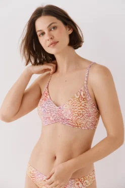 Top bikini com detalhe franzido