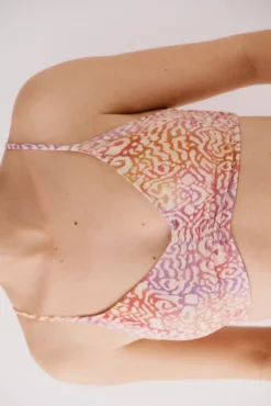 Top bikini com detalhe franzido